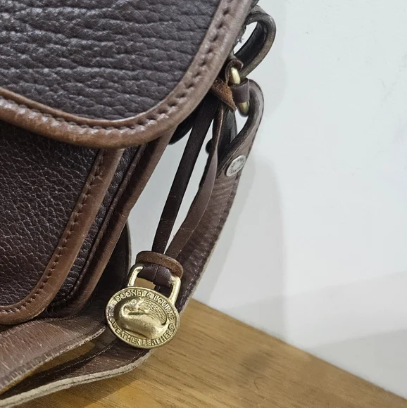 Elegant Brown Leather Shoulder Bag - Picture 10 of 16